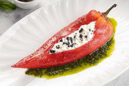 Перец Рамиро со страчателлой и соусом песто