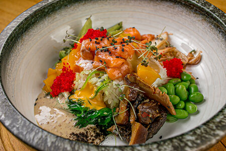 Поке с лососем и грибами шиитаке