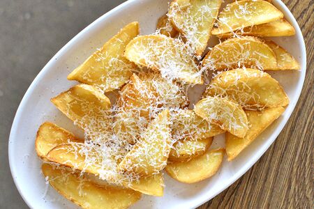 Картофельные дольки с пармезаном и трюфельным маслом