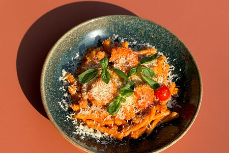 Паста казарече с креветками и черри в томатном соусе