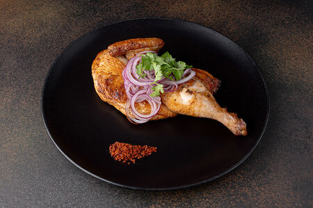 Полцыпленка на гриле с луком и кинзой