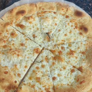 Фокачча с тимьяном, розмарином и сыром моцарелла