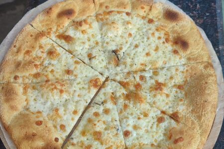 Фокачча с тимьяном, розмарином и сыром моцарелла