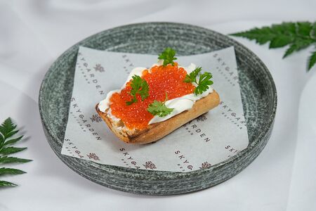 Брускетта с красной икрой