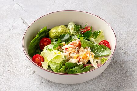 Салат с крабом и муссом из авокадо