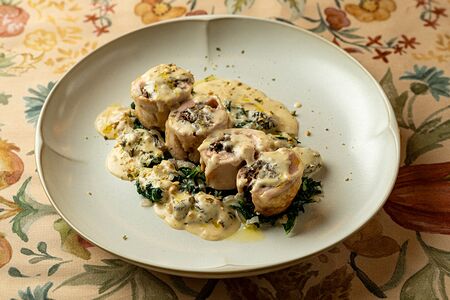 Рулет из цыпленка со сморчками и кейлом