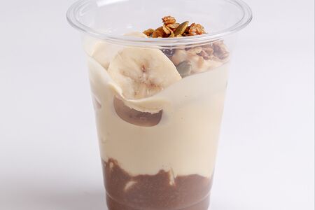 Пудинг Тирамису с бананом и гранолой