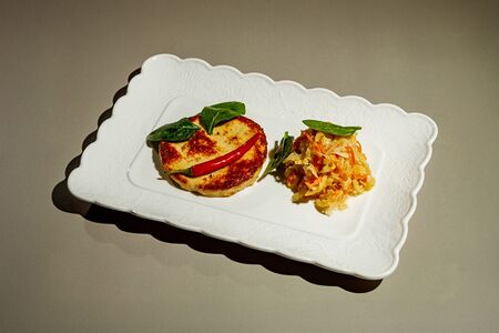 Куриная котлета с тушеной капустой 