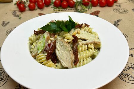 Паста Фузилли с курицей и вялеными томатами