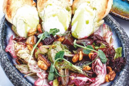 Салат с запеченной свеклой, сливочным сыром и финиками