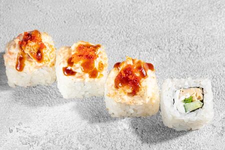 Запеченный ролл с шапкой из лосося