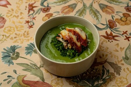 Зеленый суп с угрем