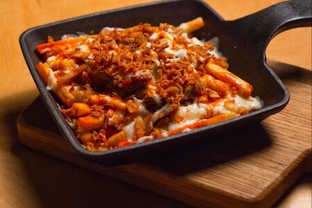 Картофельный путин с рваной свининой