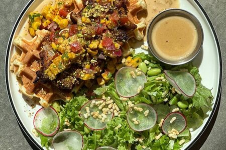 Вафля с цыпленком, томатами, кукурузой, зеленым салатом из редиса