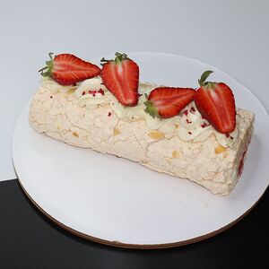 Меренговый рулет с лаймом и клубникой замороженный