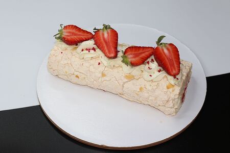 Меренговый рулет с лаймом и клубникой замороженный