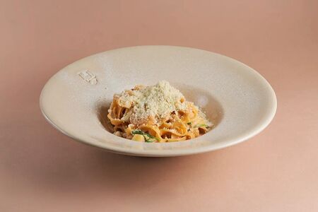 Фетучини с креветками в соусе из оливок и вяленых томатов 