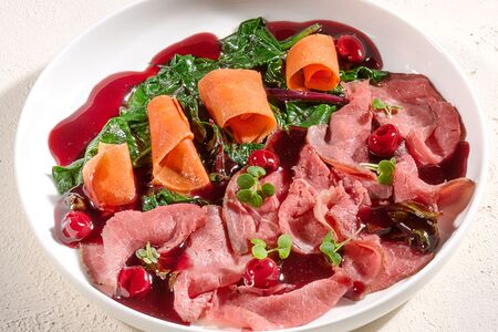 Ростбиф в соусе бароло с морковью и шпинатом 