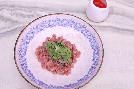 Тартар Тунец, гуакамоле, томат-личи