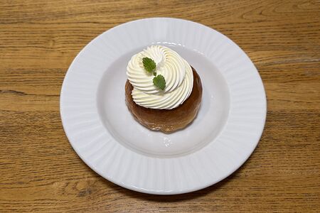 Ромовая баба с вишневым компоте и ванильным ганашем