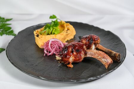 Свиные ребрышки в беконе