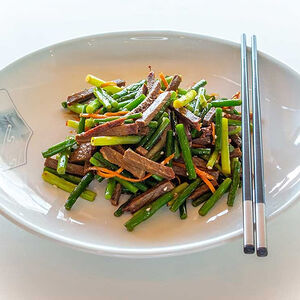 Салат Стрелки чеснока с говядиной