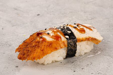 Суши с угрем