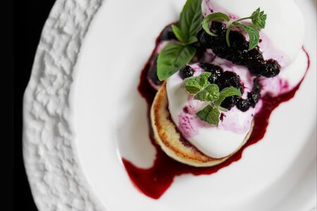 Сырники с черничный вареньем и сметаной