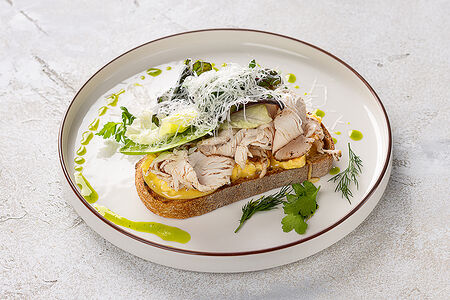 Скрэмбл на тартине с пастрами из индейки