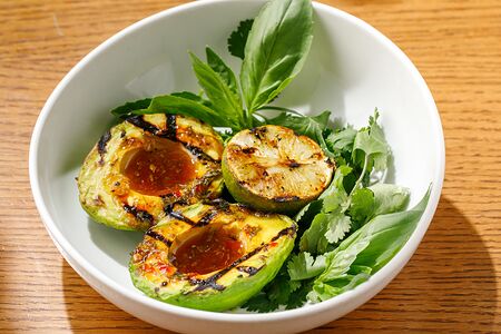 Авокадо гриль с миксом зелени