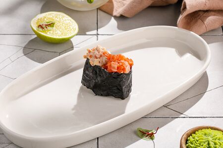 Острые суши с лососем