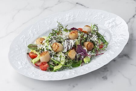 Салат с гребешками и дрессингом из пармезана