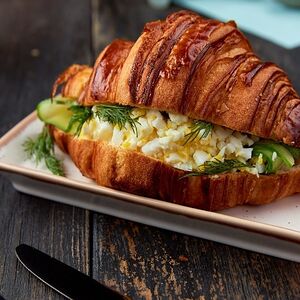Круассан с тунцом и яйцом