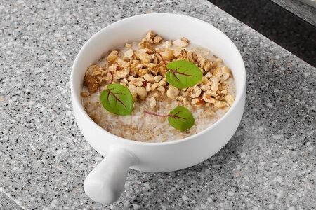 Овсяная каша с медом и орехами