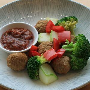 Фрикадельки куриные с паровыми овощами