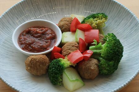 Фрикадельки куриные с паровыми овощами