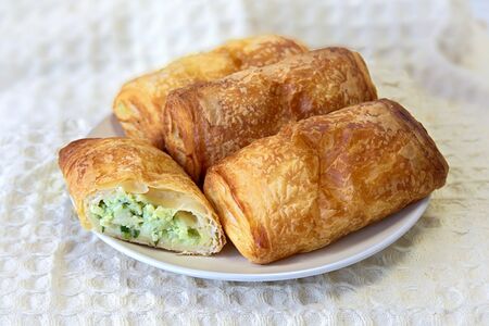 Слойка с зелёным луком, рисом и яйцом