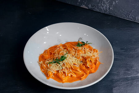 Фетучини с креветками в сливочно-томатном соусе