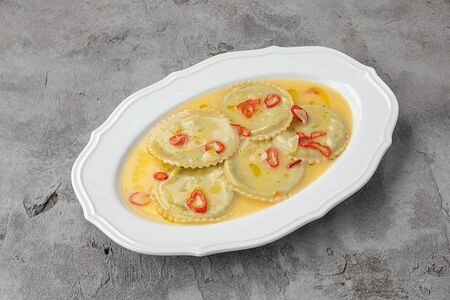 Равиоли со шпинатом и рикоттой в соусе айоли