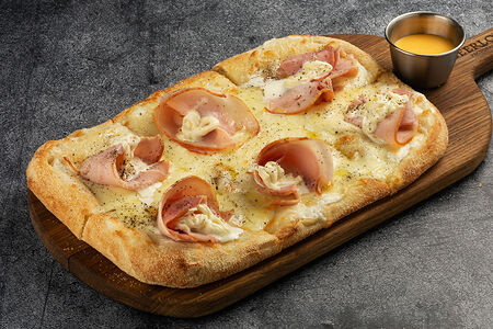 Пицца с тамбовским окороком