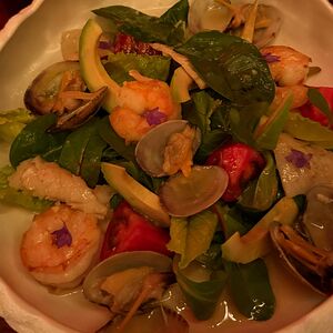 Салат с тигровыми креветками и командорским кальмаром