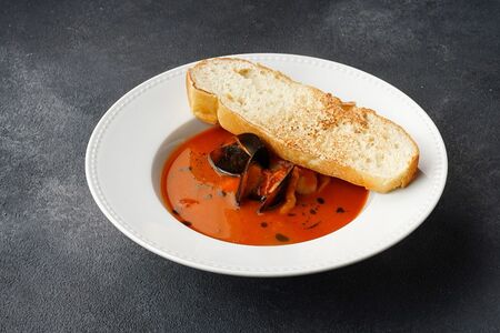 Томатный чили-суп с морепродуктами