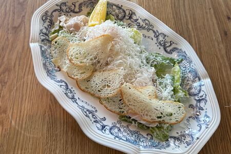 Салат Цезарь с индейкой 