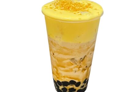 Чёрный молочный чай с яичным кремом и жареной кокосовой стружкой