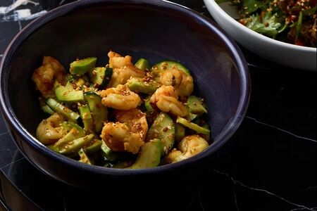 Салат из креветок, авокадо и огурца