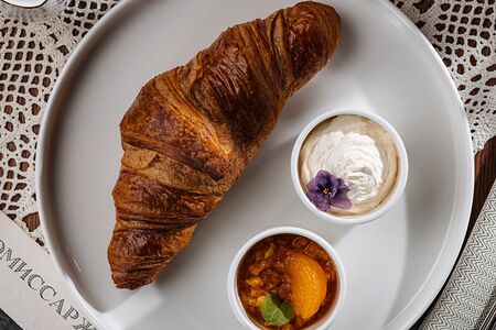Круассан с маслом и вареньем