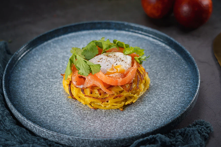 Драник с семгой и яйцом пашот