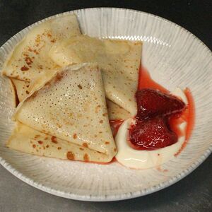 Блинчики со сметаной и домашним вареньем