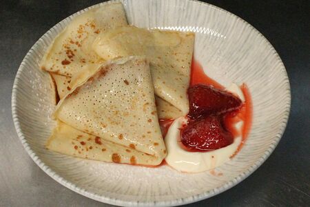 Блинчики со сметаной и домашним вареньем