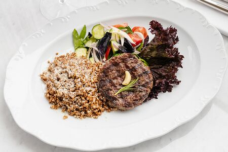 Рубленый стейк по-деревенски с гречкой и пармезаном